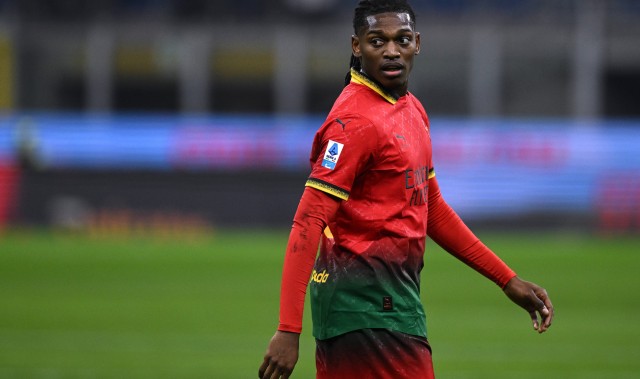 米兰跟队：莱奥仍感到小腿不适，出战博洛尼亚可能性不大