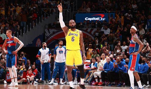 开云体育官网-詹皇超越马龙寒冬却未远去 里程碑之夜再变里程悲