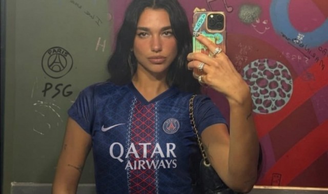 名人球迷！巴黎官方晒歌手DUA LIPA穿巴黎球衣照