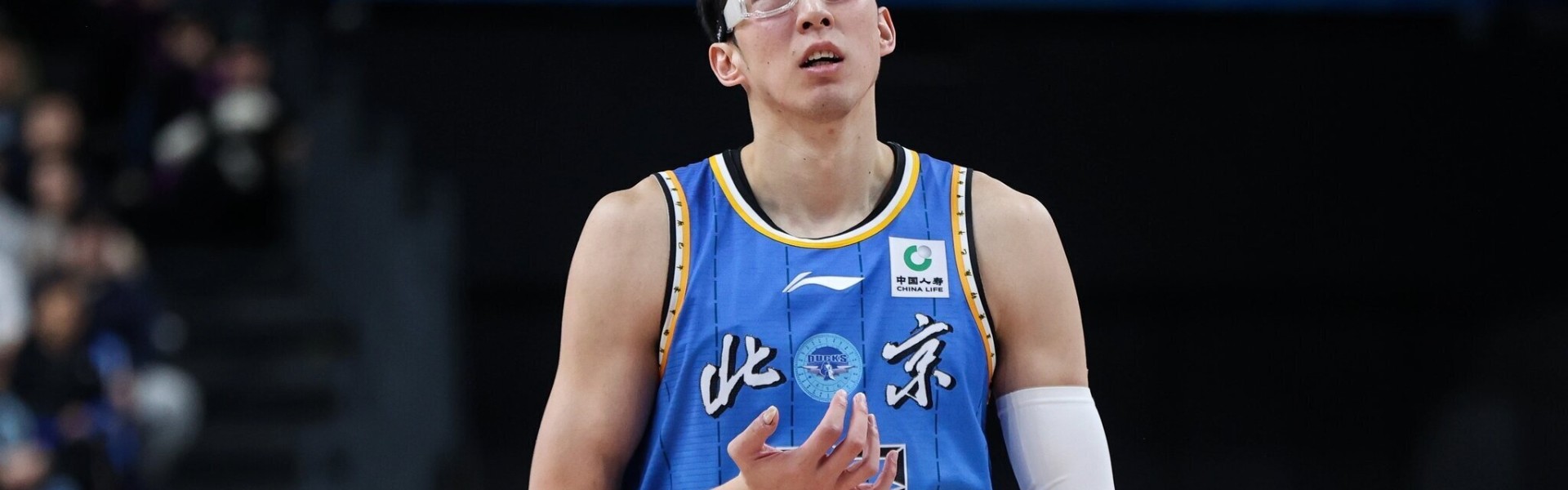 开云官网-防守中坚！周琦半场2中1拿到3分 但有7篮板1抢断2盖帽